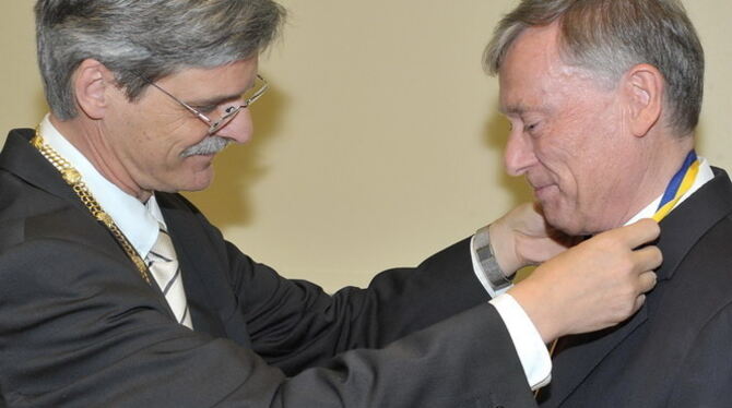 Bernd Engler (links) verlieh Horst Köhler die Ehrensenator-Würde. FOTO: NIETHAMMER