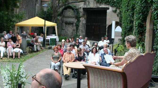 Auch in diesem Sommer lesen wieder Prominente im Museumsgarten.  GEA-ARCHIVFOTO: ZEN