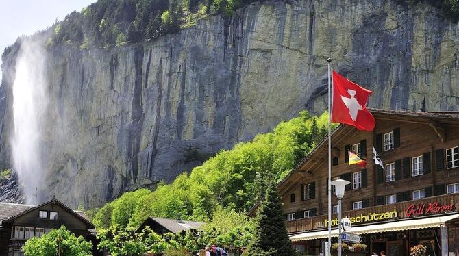 Das Hotel Schützen bietet einen einmaligen Ausblick auf den Staubbachfall. FOTO: SCHWEIZ TOURISMUS