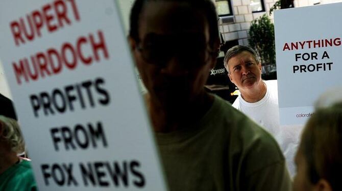 New York: Demonstranten versammelten sich vor dem Apartmentblock, in dem Rupert Murdoch wohnt.