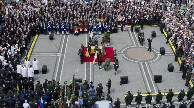 Der Sarg von Otto von Habsburg am 11. Juli nach dem Pontifikalrequiem in der Theatinerkirche auf dem Münchener Odeonsplatz. 