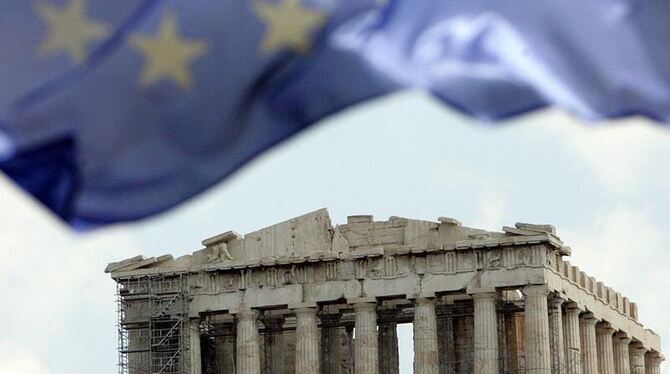 Eine europäische Flagge weht über dem Parthenon-Tempel auf der Akropolis in Athen.