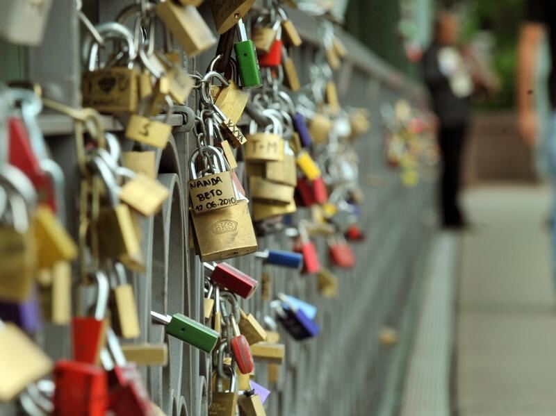 »Liebesschlösser« für ewige Zweisamkeit: In Frankfurt am Main haben Paare gravierte Vorhängeschlösser an ein Brückengeländer