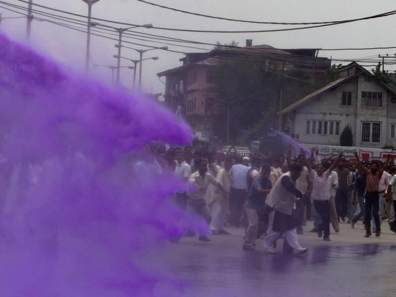 Wasserwerfer mit lila Munition: Die indische Polizei geht mit gefärbtem Wasser gegen Demonstranten in Kaschmir vor. Foto: Far