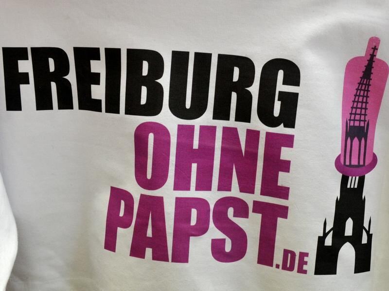 Kondom auf dem Freiburger Münsterturm: Gegner des Papstbesuches protestieren mit provokant bedruckten T-Shirts. Foto: Rolf Ha