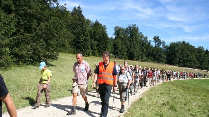 So weit die Füße tragen: Rotarier und Gäste bei der 24-Stunden-Tour. FOTO: PRIVAT