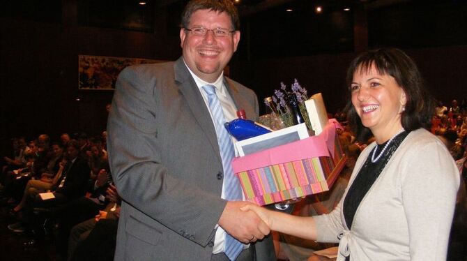 Schulleiterin Silvia Wölki wurde von Metzingens Oberbürgermeister Ulrich Fiedler mit einem Geschenk verabschiedet. FOTO: BÖRNER