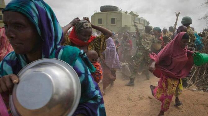 Somalische Frauen eilen zu einer Essensausgabe der Vereinten Nationen: Deutschland prüft die Aufstockung ihrer Hilfen für die