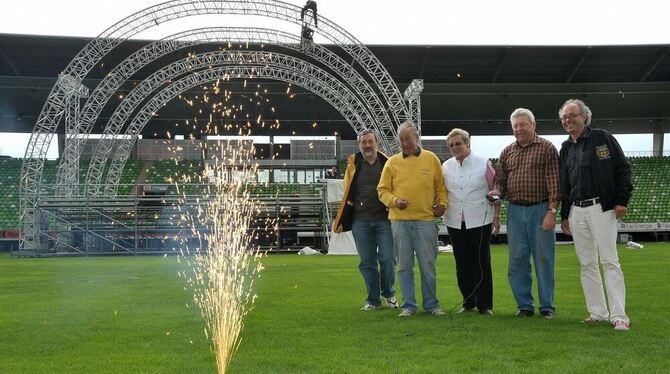 Kleiner Effekt mit hoffentlich großer Wirkung: Verantwortliche der Classic Night im Stadion mit der neuen großen Rundbühne (von