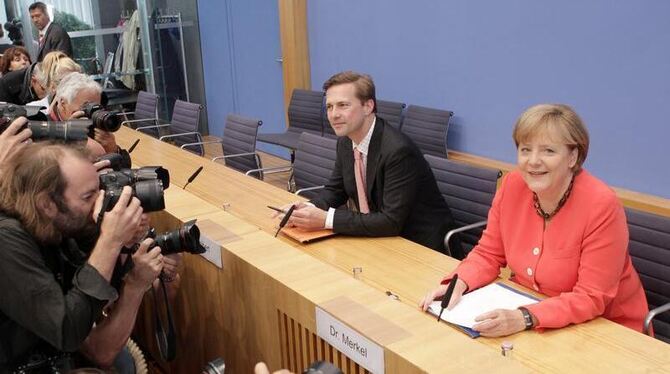 Bundeskanzlerin Angela Merkel mit Regierungssprecher Steffen Seibert in der Bundespressekonferenz in Berlin.