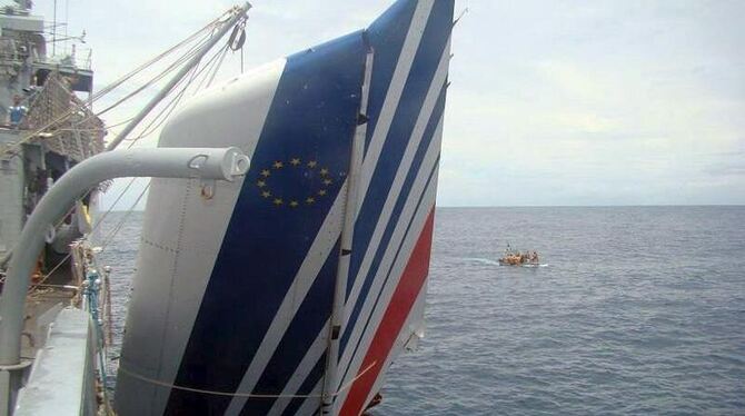 Ein Wrackteil der verunglückten Maschine wird im Juni 2009 von der brasilianischen Marine geborgen.