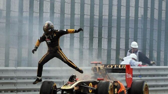 Nick Heidfeld flüchtet aus seinem brennenden Renault.