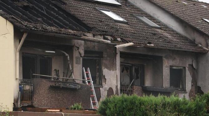 Von einem Feuer komplett zerstört sind zwei Reihenhäuser in Winterhausen (Unterfranken).