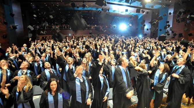 Talare und fliegende Hüte gehören bei der Graduiertenfeier der »ESB Business School« in der Listhalle dazu.