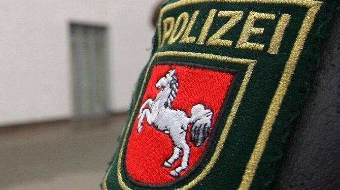 Ein Polizist aus Niedersachsen bei einem Einsatz.