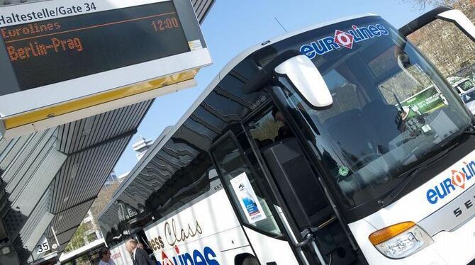 Ein Eurolines-Linienbus nach Prag auf dem Zentralen Omnibusbahnhof in Berlin. Bisher ist der Linienbus im deutschen Fernverke