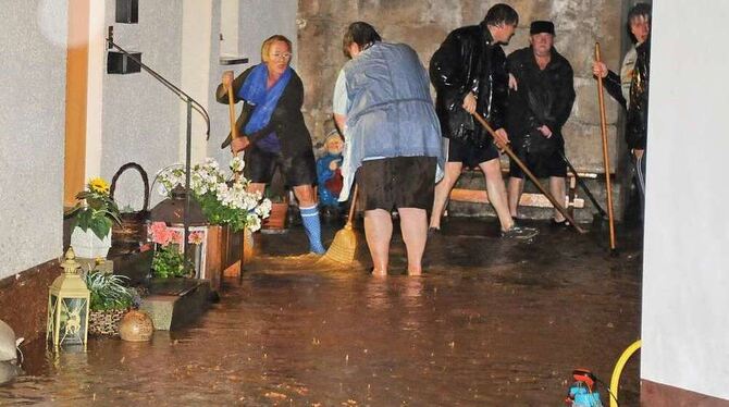 Das Wasser suchte sich einen Weg durch die Wohnungen. Die Bewohner versuchten, Schlimmeres zu verhindern. GEA-FOTOS: JÜRGEN MEYE