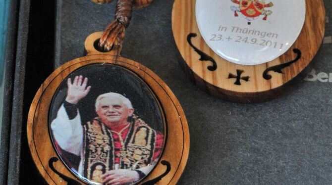 An gute Geschäfte glauben Souvenirhändler vor dem Papst-Besuch.