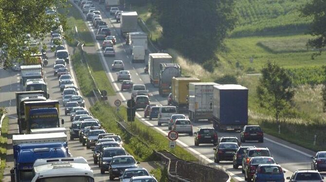 Auf der Autobahn München-Stuttgart steht der Verkehr auf allen Spuren (Archiv). 