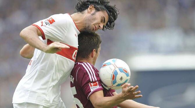 Stemmt sich heute im Kreuzeiche-Stadion den SSV-Angreifern entgegen: VfB-Innenverteidiger Serdar Tasci (links), hier im Duell mi