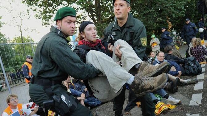 Die Polizei räumt an einer Baustellenzufahrt am Stuttgarter Hauptbahnhof eine Sitzblockade von S21-Gegnern.