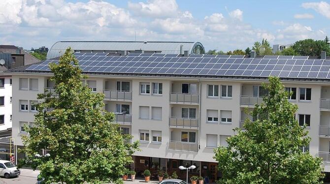 Für die Solartechnik geeignet: Auf dem Dach der Kaiserstraße 7 sind 240 Quadratmeter Fotovoltaik-Module installiert worden. FOTO