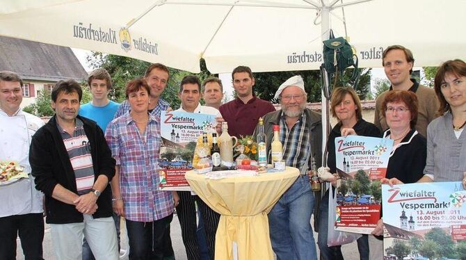 Heimische Direktvermarkter und Gastronomen bestücken den Vespermarkt in Zwiefalten. FOTO: PR