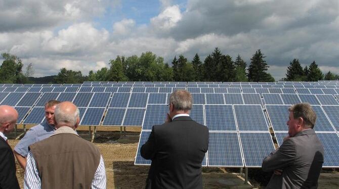 Die dunklen Wolken über dem Solarkraftwerk sind keineswegs symbolisch. Die Haid-Energie hofft auf ein gutes Geschäft.