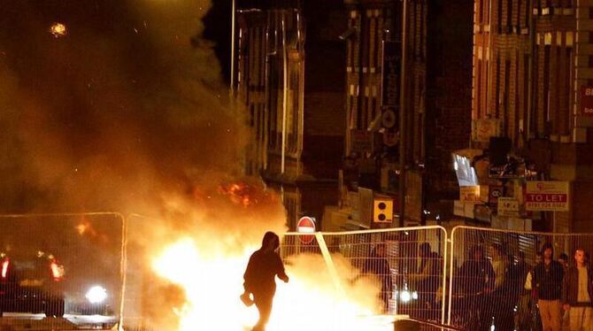 Eine brennende Barrikade in Liverpool in der Nacht zum Mittwoch.