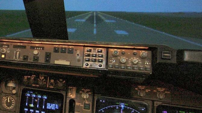 Das Cockpit eines Boeing 747 Flugsimulators.