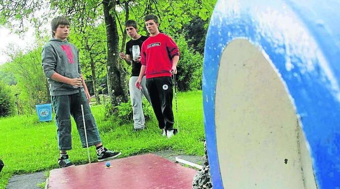 Durchaus noch gefragt: Schüler der 7a aus der Mörike-Schule Tübingen auf dem Minigolfplatz in Anhausen.