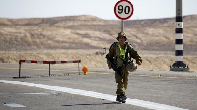 Ein israelischer Soldat patrouilliert auf einer Straße nordwestlich von Eilat am Roten Meer.