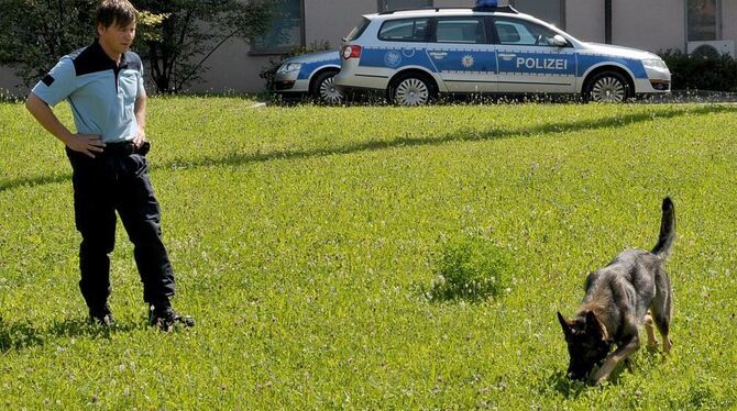 Anjuna kann einen einzigen Benzintropfen aufspüren. Herrchen Wolfgang Kruske ist mächtig stolz auf das Talent.