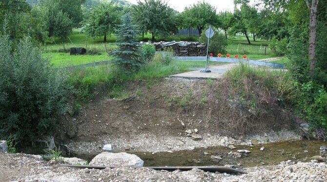 Bis zum Jahresende soll es hier über den Arbach wieder eine Brücke geben.  GEA-FOTO: BARAL