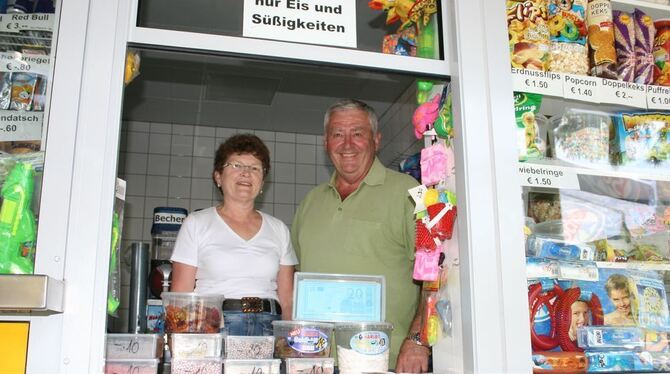 Seit fünf Jahren hat Brigitte Moosmann den Kiosk im Pfullinger Freibad gepachtet. Ihr Mann Wilhelm unterstützt sie bei der Arbei