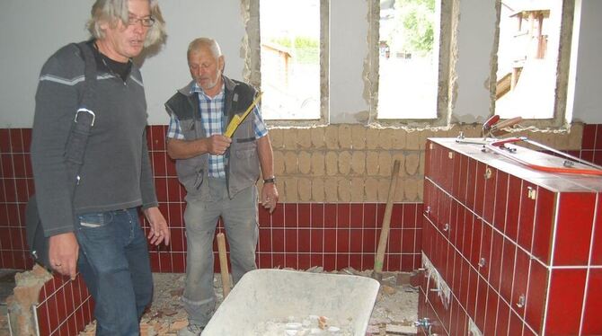 Sanierung im Kindergarten: Architekt Elmar Heinemann (rechts) bespricht mit Edi Guhl, was abgebrochen wird und was stehen bleibt