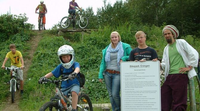 Froh über ihren neuen Bikepark: Eninger und ihre Ansprechpartner vom Jugendbüro. FOTO: KABLAOUI