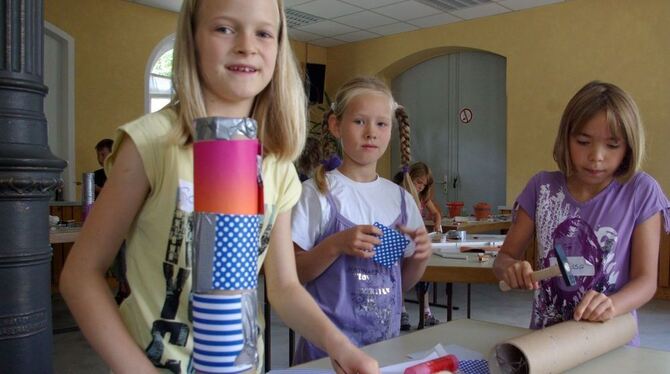 Hämmern, kleben, schütteln: Sara, Marie und Melissa (von links) basteln aus Papprohren sogenannte Regenmacher. Die Percussion-In