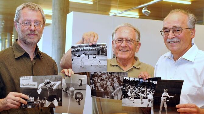 Rudolf Großguth (Mitte) mit Fotografien, die er in mehr als 30 Jahren geschossen hat. Dr. Heinz Alfred Gemeinhardt, Leiter des S