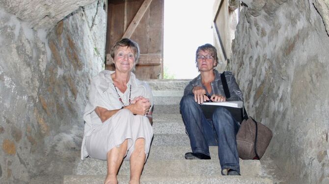 Helga Pech (links) und Architektin Birgit Keppler vor dem Hinterausgang des denkmalgeschützten Gewölbekellers. GEA-FOTO: HAILFIN