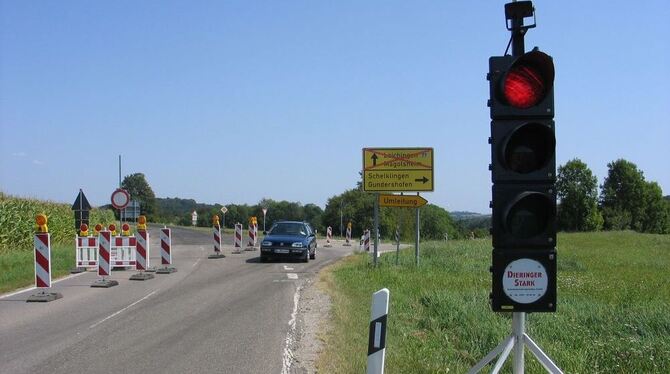 Bloß noch über Umwege geht's zur Autobahn und zurück, weil zwischen Böttingen und Magolsheim gebaut wird. GEA-FOTO: OELKUCH