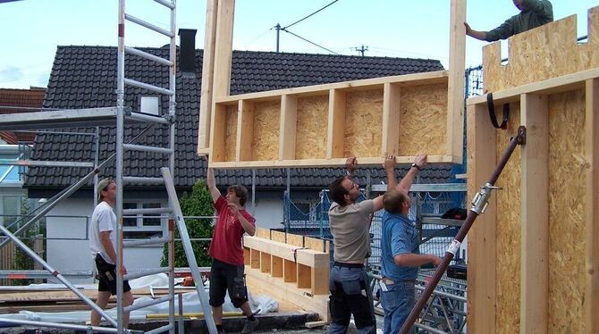 Melchingens Feuerwehrgerätehaus wird aufgestockt und dabei auch um eine dritte Fahrzeugbox erweitert. Viel Arbeit passiert im Eh