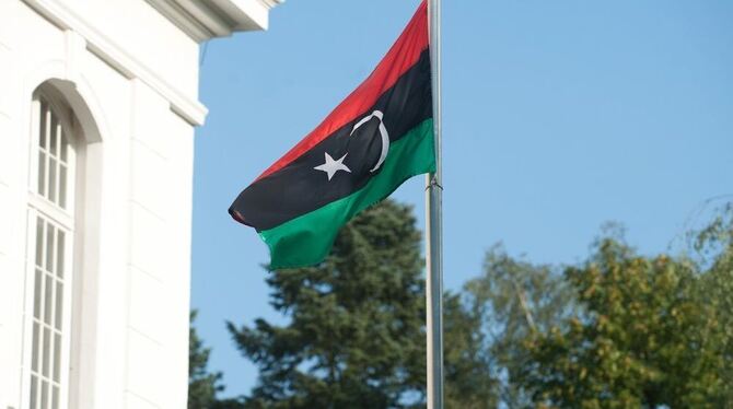 Die libysche Flagge weht vor der libyischen Botschaft in Berlin. Im Land selbst ist die Lage immer noch unübersichtlich. FOTO: D