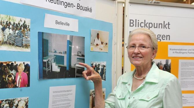 Margret Grimm vor den Dokumentationstafeln in der Stadtbibliothek. GEA-FOTO: PACHER