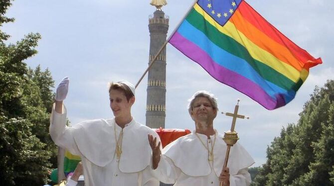 Mitglieder des Bündnis »Der Papst kommt« nehmen an der Parade des Christopher-Street-Days 2011 in Berlin teil.