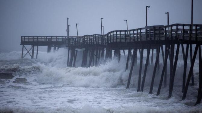 Wellen krachen in den Avalon Pier in Kill Devil Hills, North Carolina.