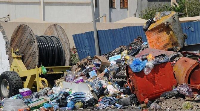 Müllberge türmen sich in den Straßen von Tripolis. ,