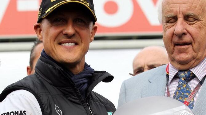 Michael Schumacher (l) wurde vor dem Rennen für sein Formel-1-Jubiläum geehrt.