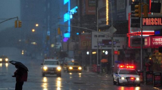 Ein einsamer Spaziergänger auf dem Times Square.