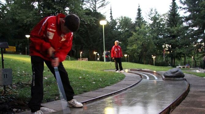 Hobby- und Profispieler auf der Pfullinger Minigolfanlage: Ein warmer Kittel war notwendig.  FOTO: KOZJEK